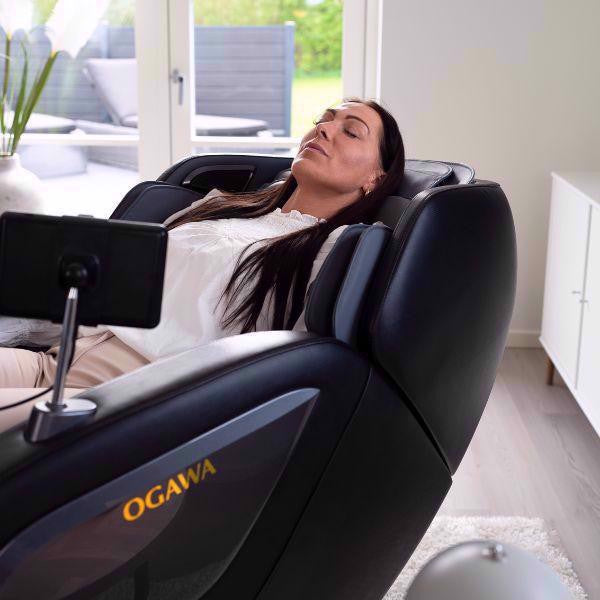 OGAWA Sonic-X Massagestol i grå med model closeup