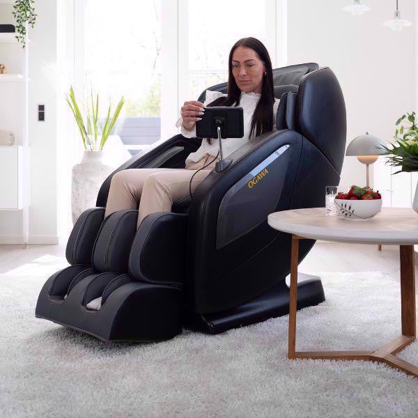 OGAWA Sonic-X Massagestol i grå med model siddende