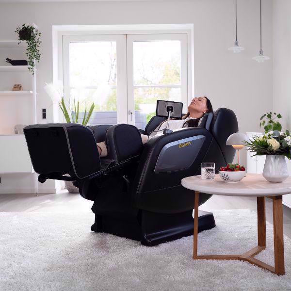 OGAWA Sonic-X Massagestol i grå med model i zero gravity